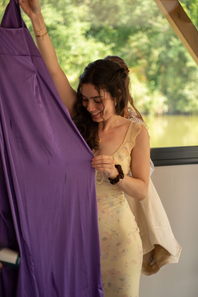 Proche et témoin pendant ses préparatifs, à leur mariage laïque à Montrevault-sur-Èvre, dans le Maine-et-Loire.