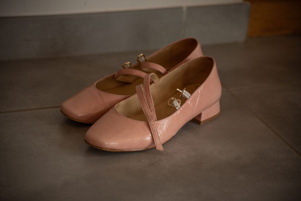 Chaussures de la mariée pendant ses préparatifs, à leur mariage laïque à Montrevault-sur-Èvre, dans le Maine-et-Loire.