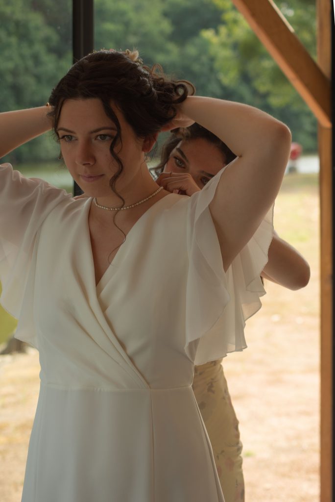 Témoin aidant la mariée pour ses préparatifs de mariage à Montrevault-sur-Èvre, dans le Maine-et-Loire.