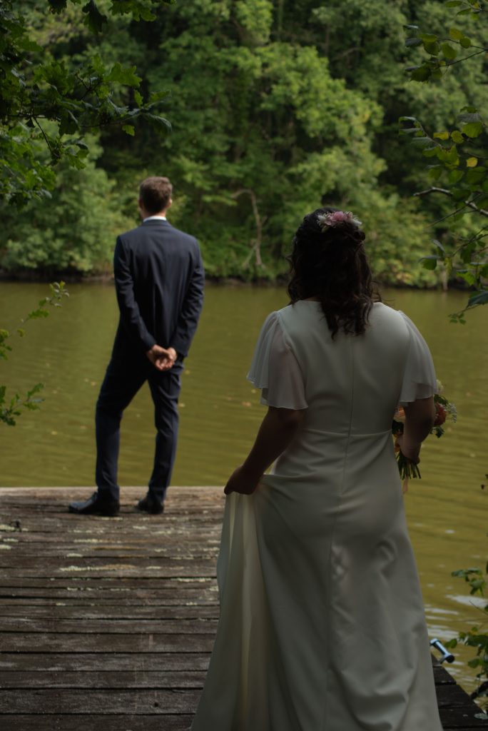 Moment de découverte pour les mariés avant la cérémonie de mariage à Montrevault-sur-Èvre, dans le Maine-et-Loire.