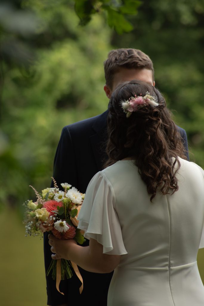 Moment de découverte pour les mariés avant la cérémonie de mariage à Montrevault-sur-Èvre, dans le Maine-et-Loire.
