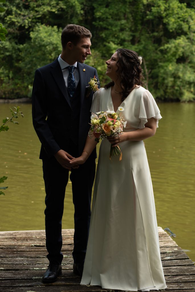 Moment de découverte pour les mariés avant la cérémonie de mariage à Montrevault-sur-Èvre, dans le Maine-et-Loire.
