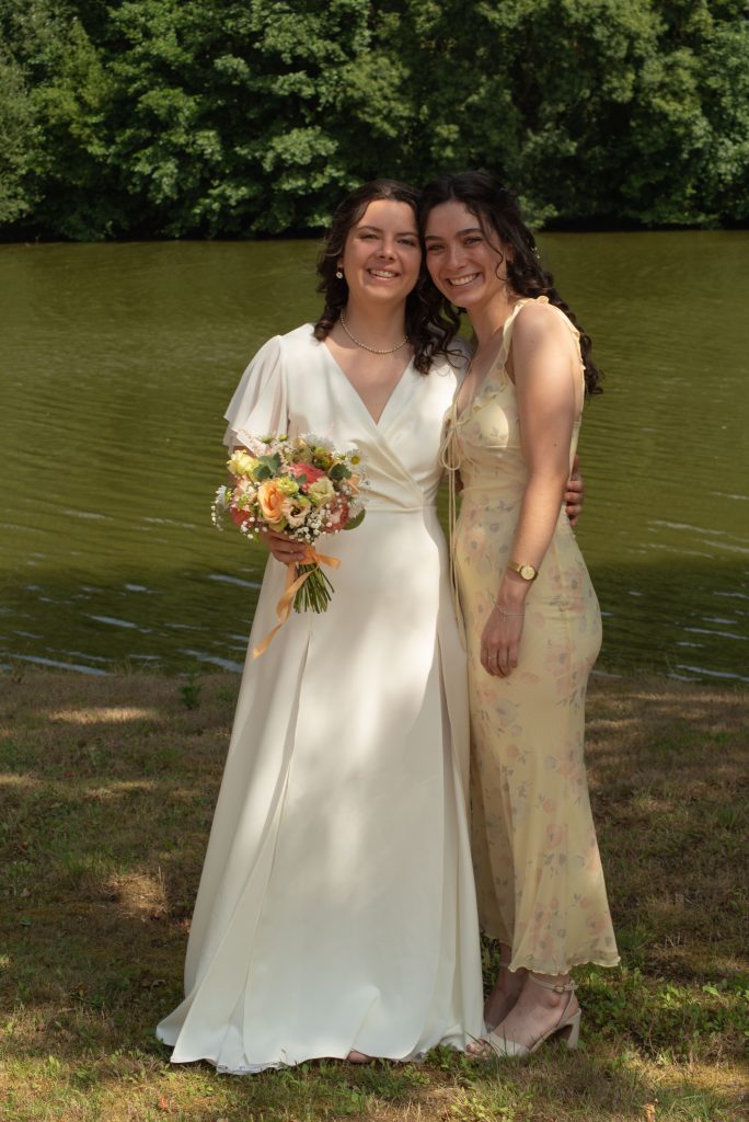 La mariée et un de ses deux témoins, à leur mariage laïque à Montrevault-sur-Èvre, dans le Maine-et-Loire.
