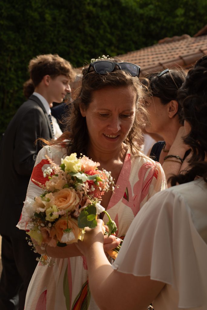 Proche des mariés pendant leur vin d'honneur, à leur mariage laïque à Montrevault-sur-Èvre, dans le Maine-et-Loire.