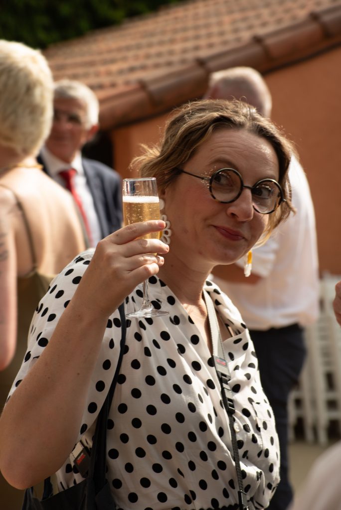 Proche des mariés pendant leur vin d'honneur, à leur mariage laïque à Montrevault-sur-Èvre, dans le Maine-et-Loire.