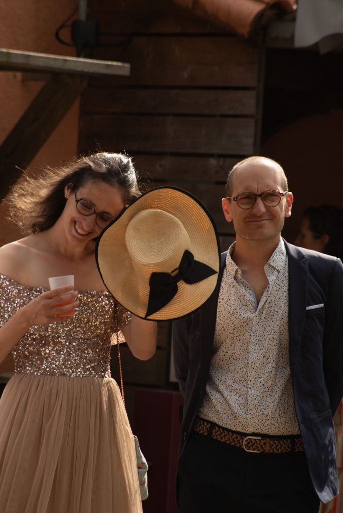 Proches des mariés pendant leur vin d'honneur, à leur mariage laïque à Montrevault-sur-Èvre, dans le Maine-et-Loire.