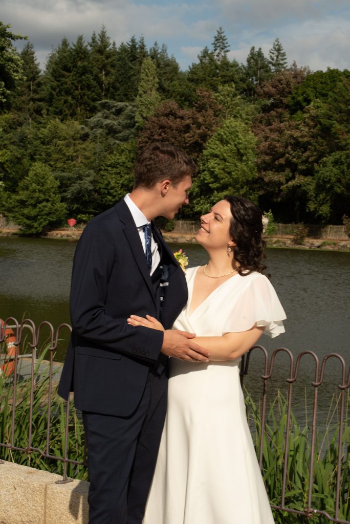 Photo de couple pendant leur mariage laïque à Montrevault-sur-Èvre, dans le Maine-et-Loire.