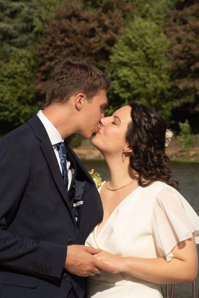 Photo de couple pendant leur mariage laïque à Montrevault-sur-Èvre, dans le Maine-et-Loire.