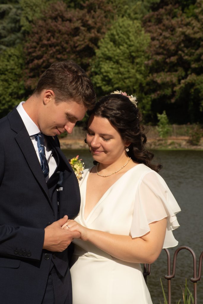 Photo de couple pendant leur mariage laïque à Montrevault-sur-Èvre, dans le Maine-et-Loire.