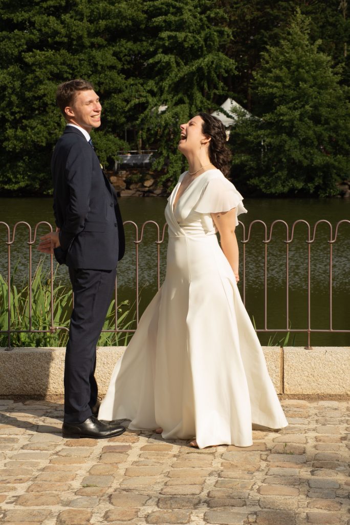 Complicité et rires des mariés pendant leur mariage laïque à Montrevault-sur-Èvre, dans le Maine-et-Loire.