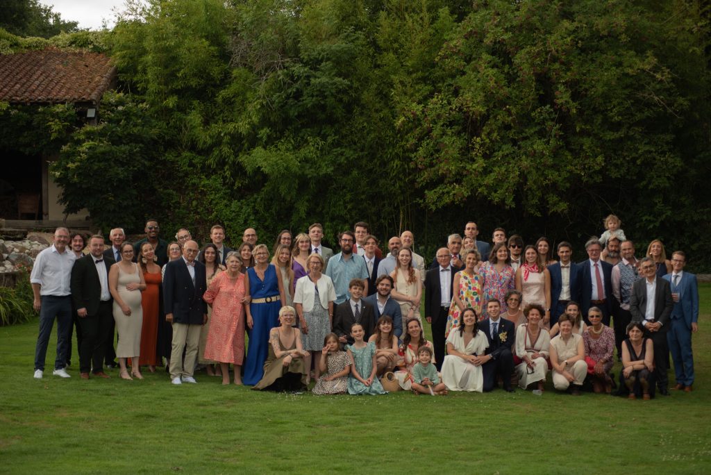 Les mariés et les proches pendant leur photo de groupe de leur mariage laïque à Montrevault-sur-Èvre, dans le Maine-et-Loire.