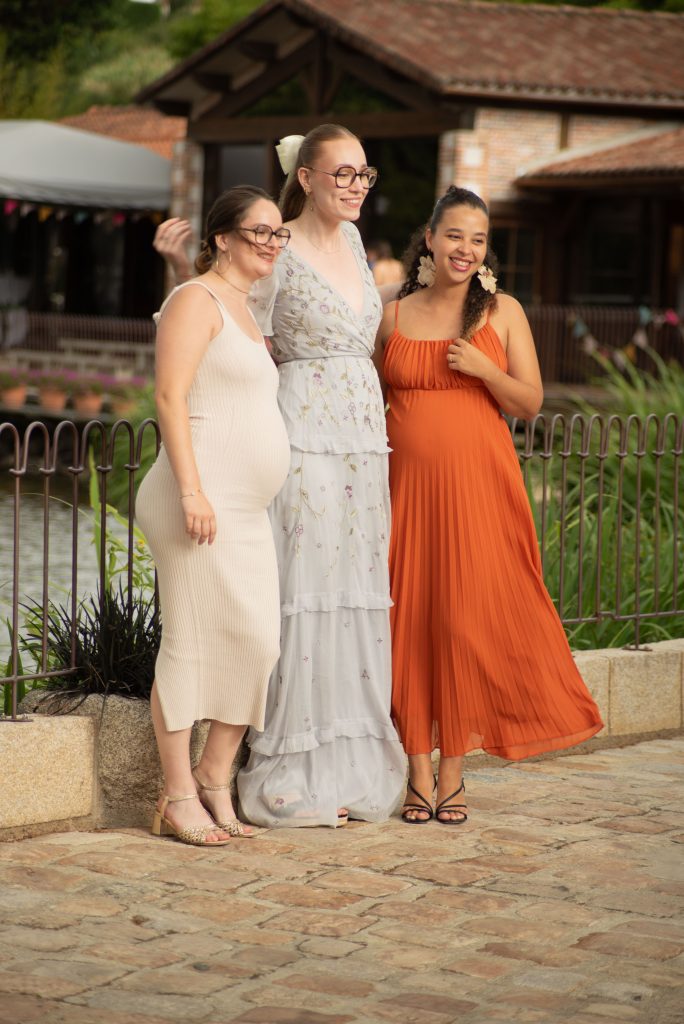 Proches des mariés pendant leur vin d'honneur, à leur mariage laïque à Montrevault-sur-Èvre, dans le Maine-et-Loire.