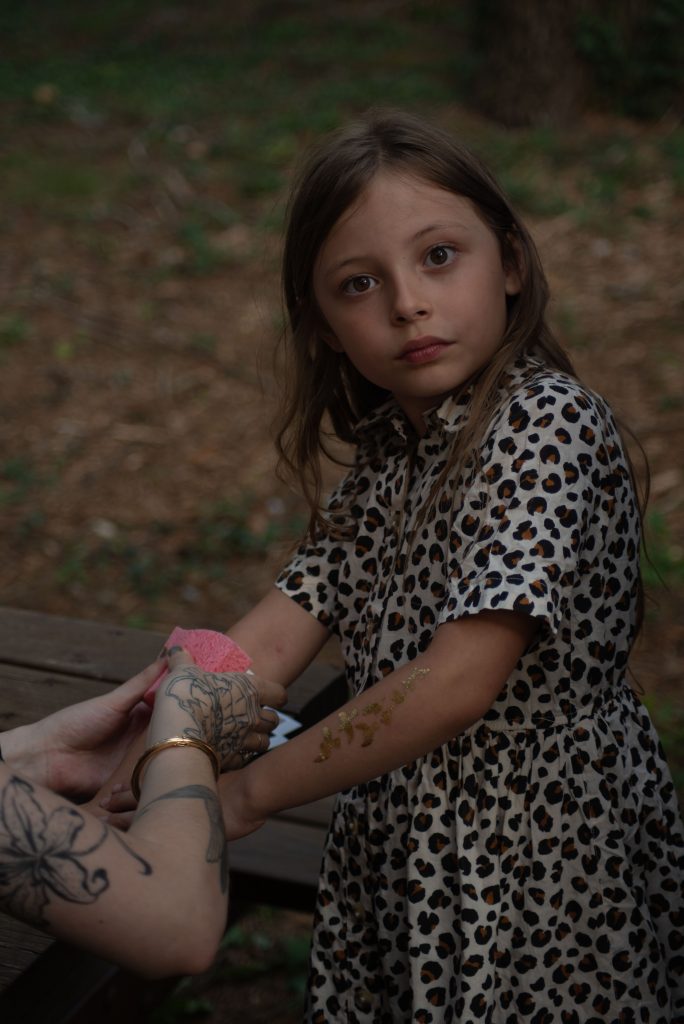 Jeune enfant au stand à tatouages pour leur mariage laïque à Montrevault-sur-Èvre, dans le Maine-et-Loire.