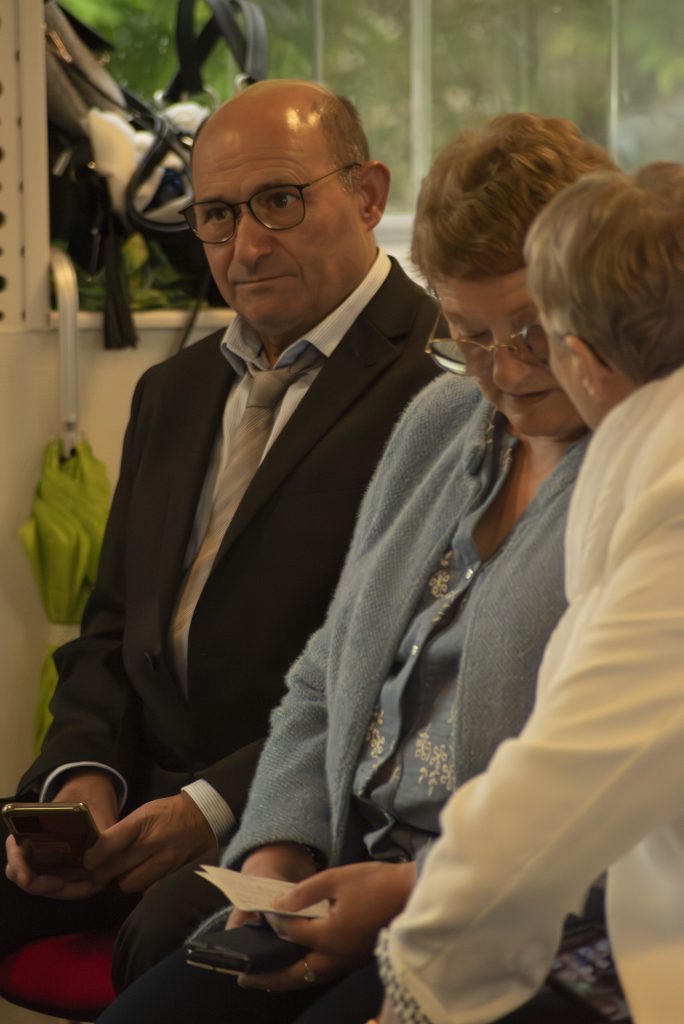 Proches des mariés à un mariage civil et intimiste à Petit-Mars, en Loire-Atlantique.