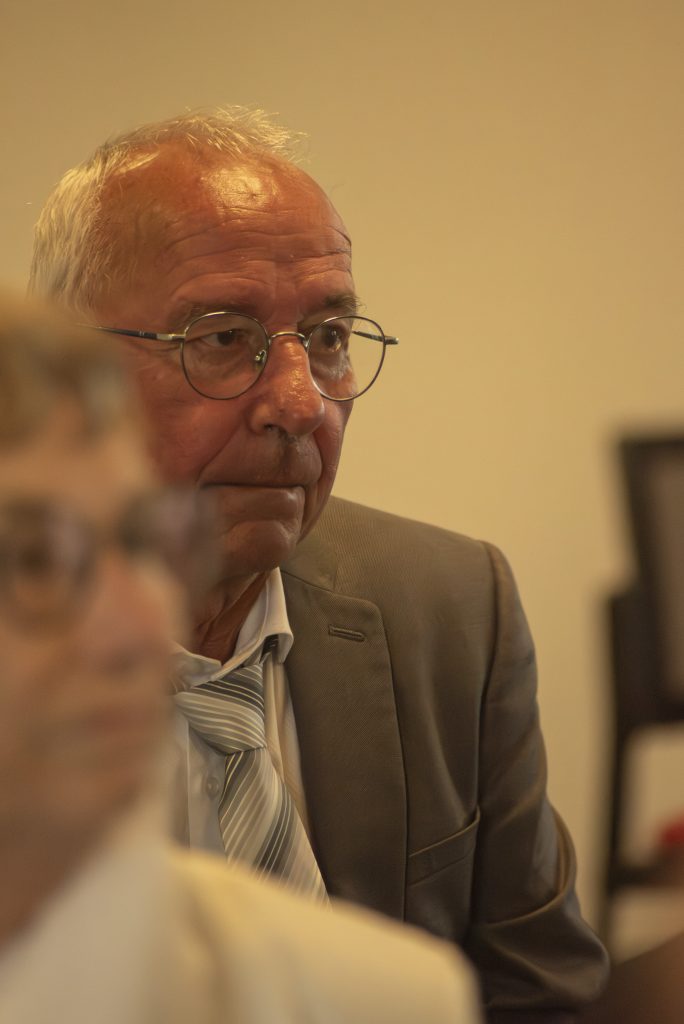 Proche des mariés à un mariage civil et intimiste à Petit-Mars, en Loire-Atlantique.