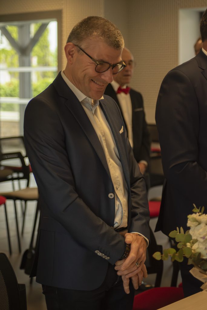 Proche des mariés à un mariage civil et intimiste à Petit-Mars, en Loire-Atlantique.