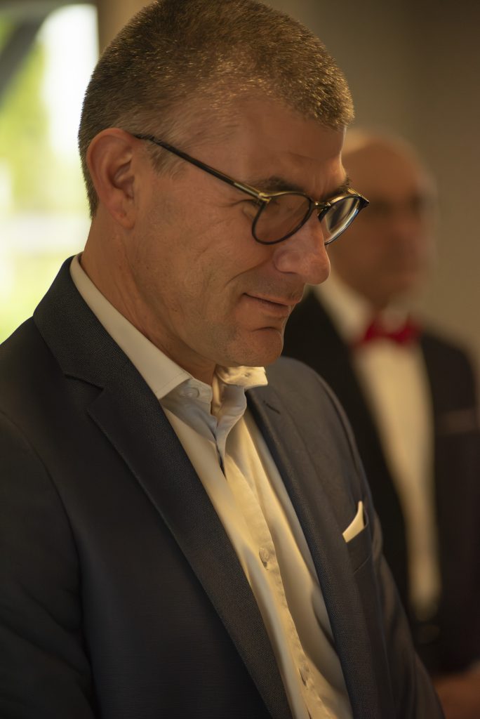 Proche des mariés à un mariage civil et intimiste à Petit-Mars, en Loire-Atlantique.