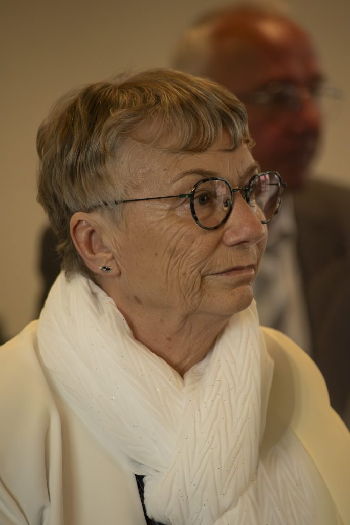 Proche des mariés à un mariage civil et intimiste à Petit-Mars, en Loire-Atlantique.
