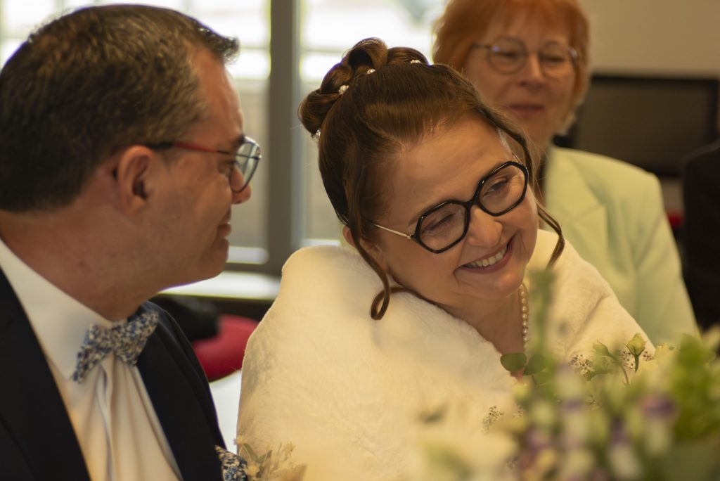 Marié regardant son épouse pendant leur mariage civil à la mairie à Petit-Mars, en Loire-Atlantique.