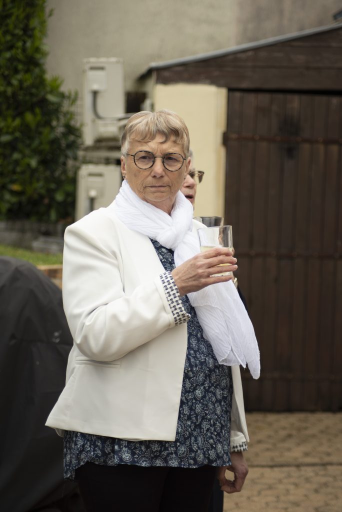 Proche des mariés à un mariage civil et intimiste à Petit-Mars, en Loire-Atlantique.