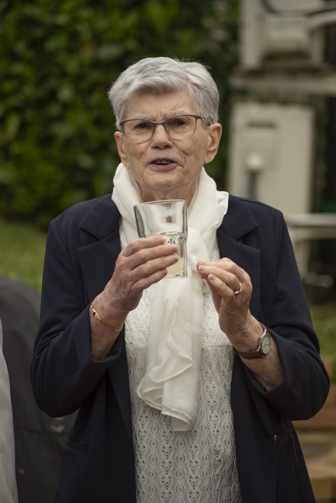 Proche des mariés à un mariage civil et intimiste à Petit-Mars, en Loire-Atlantique.