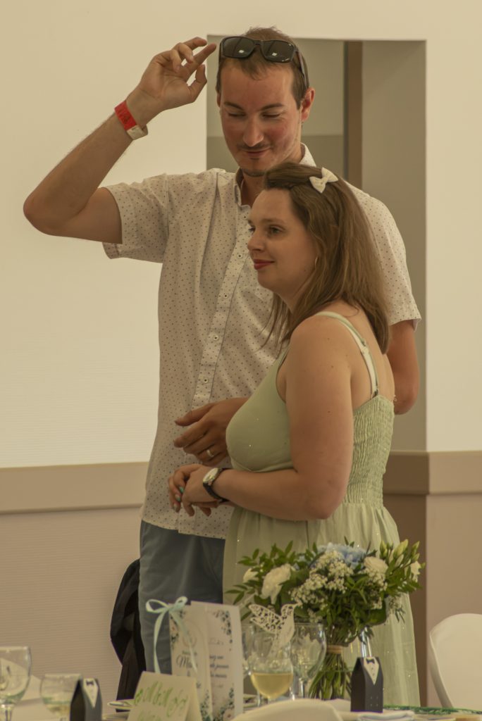 Proches du marié à un mariage civil à Montfaucon-Montigné, dans le Maine-et-Loire.