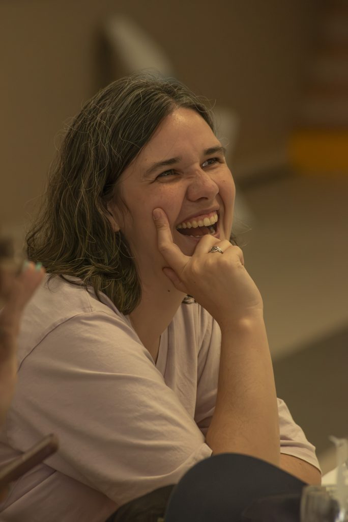 Proche souriante à leur mariage civil à Montfaucon-Montigné, dans le Maine-et-Loire.