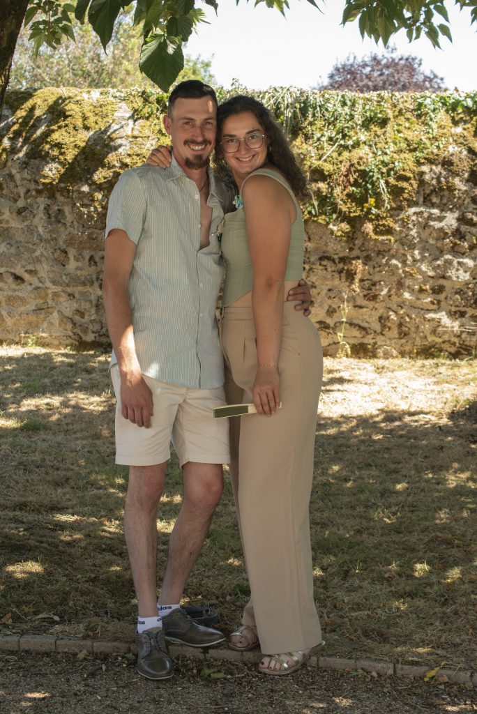 Proches du marié à un mariage civil à Montfaucon-Montigné, dans le Maine-et-Loire.