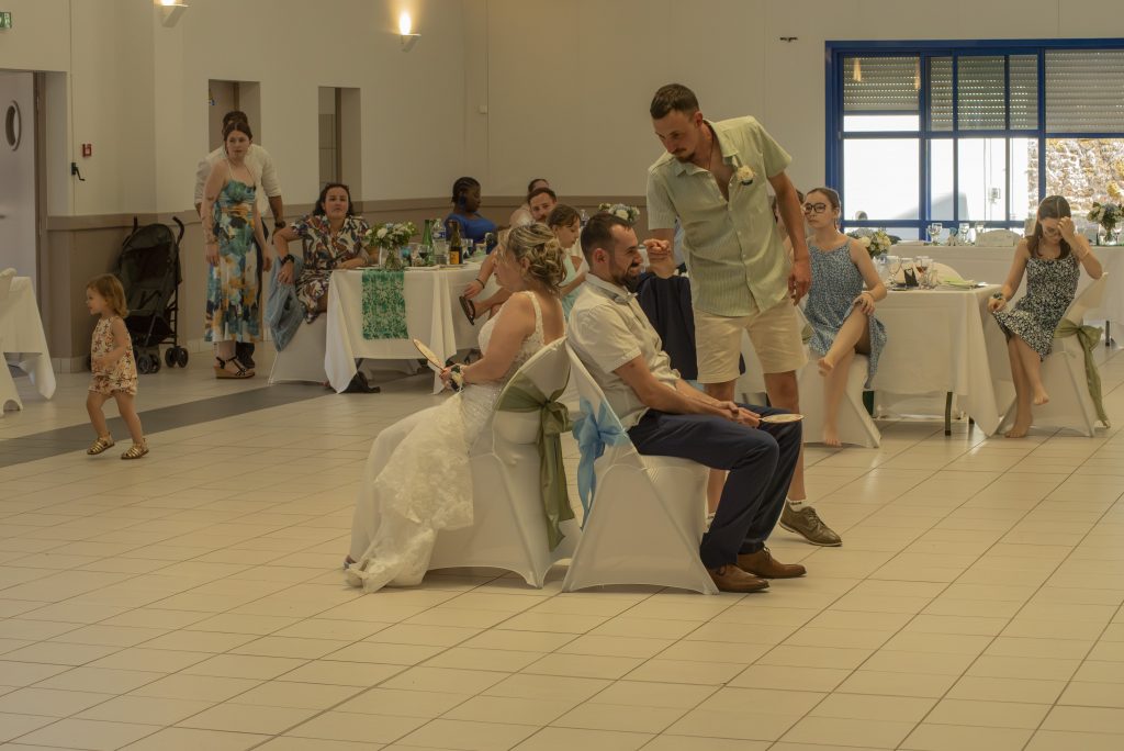 Animation et jeu de couple à leur mariage civil à Montfaucon-Montigné, dans le Maine-et-Loire.