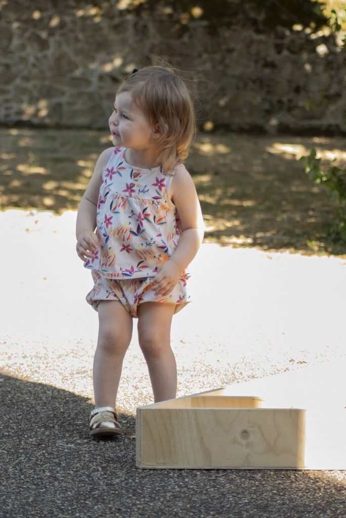 Jeune enfant qui joue à un mariage civil à Montfaucon-Montigné, dans le Maine-et-Loire.