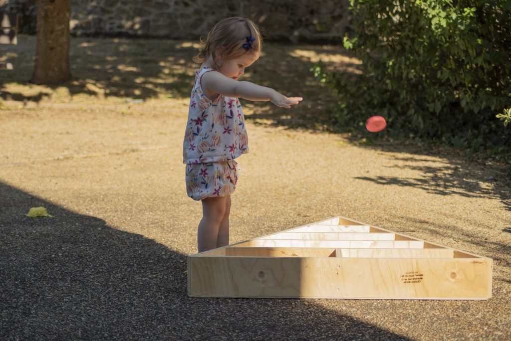 Jeune enfant qui joue à un mariage civil à Montfaucon-Montigné, dans le Maine-et-Loire.
