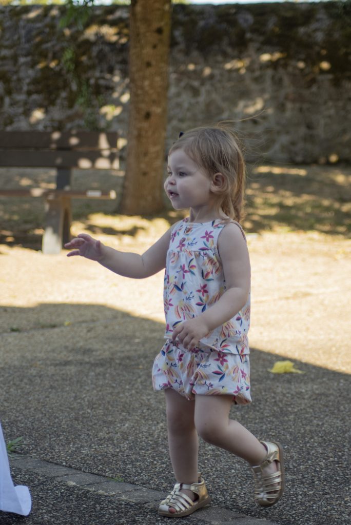 Jeune enfant qui joue à un mariage civil à Montfaucon-Montigné, dans le Maine-et-Loire.
