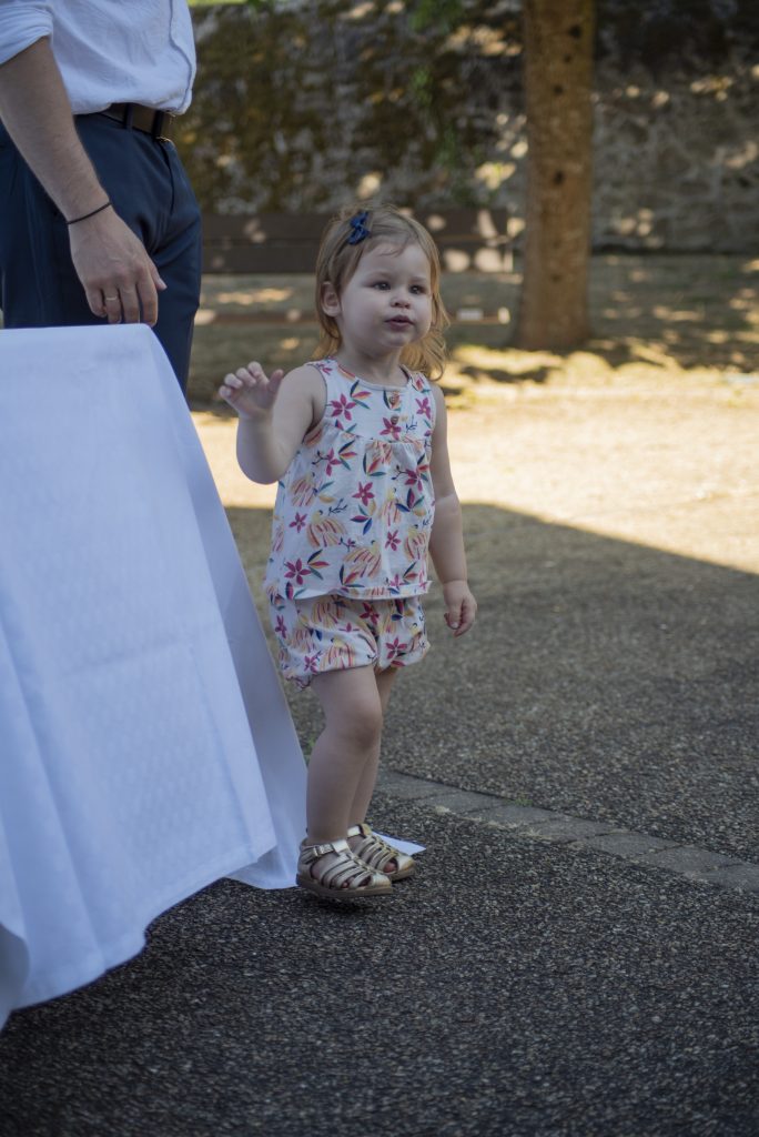 Jeune enfant qui joue à un mariage civil à Montfaucon-Montigné, dans le Maine-et-Loire.