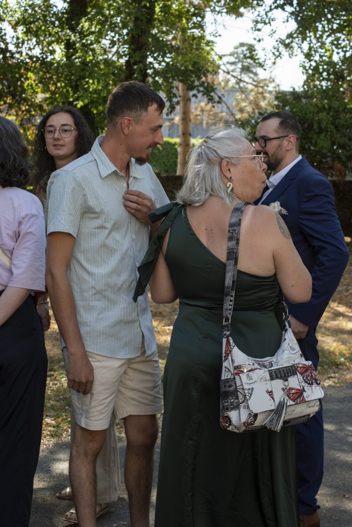 Proches des mariés à la mairie à un mariage civil à Montfaucon-Montigné, dans le Maine-et-Loire.