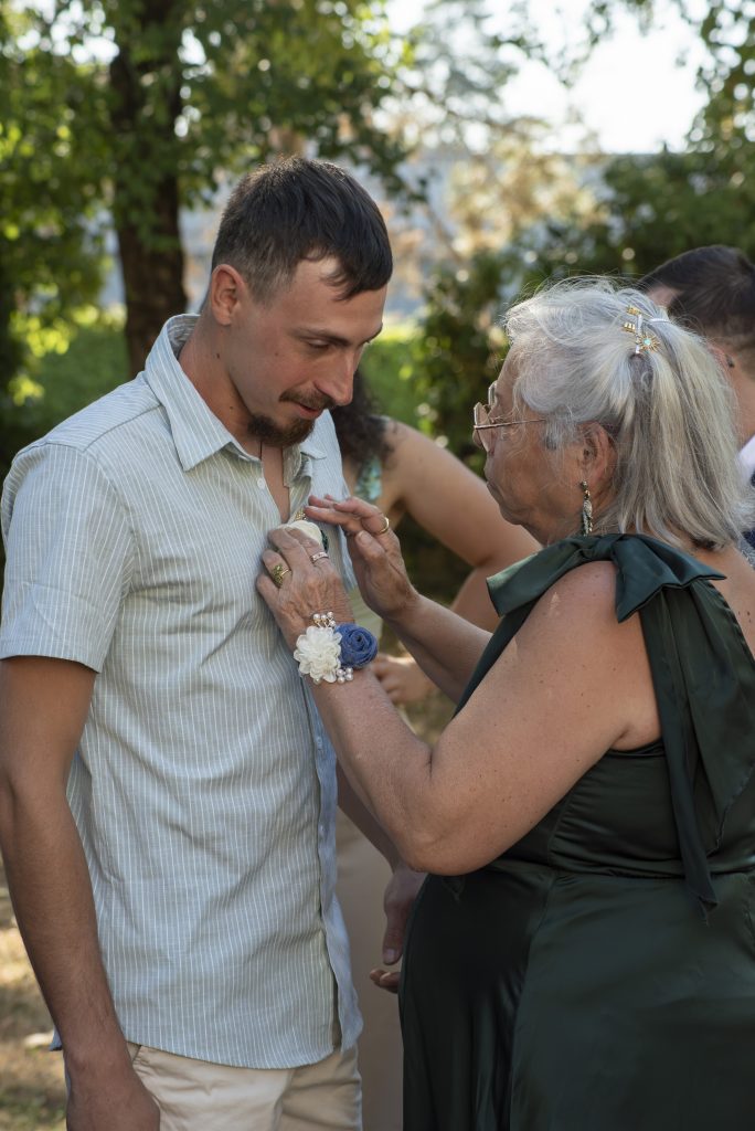 Proches des mariés à la mairie à un mariage civil à Montfaucon-Montigné, dans le Maine-et-Loire.