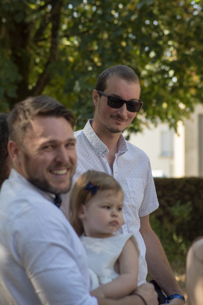 Proches du marié à la mairie à un mariage civil à Montfaucon-Montigné, dans le Maine-et-Loire.