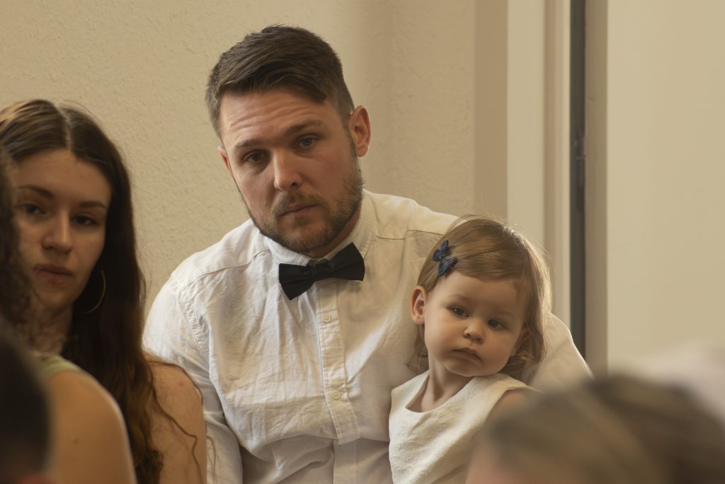 Proches du marié à la mairie à un mariage civil à Montfaucon-Montigné, dans le Maine-et-Loire.