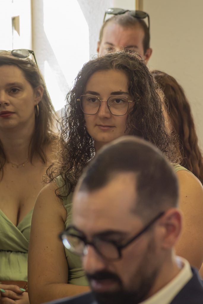 Proches du marié à la mairie à un mariage civil à Montfaucon-Montigné, dans le Maine-et-Loire.