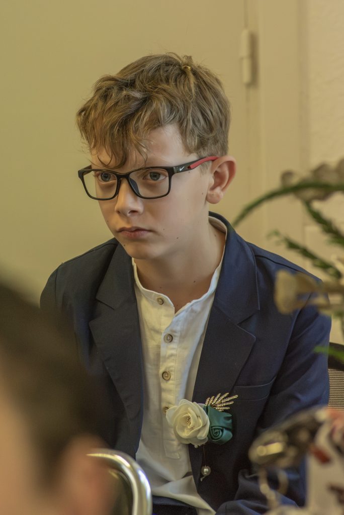 Fils de la mariée à la mairie à un mariage civil à Montfaucon-Montigné, dans le Maine-et-Loire.