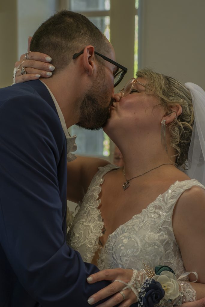 Mariés s'embrassant pendant leur mariage civil à Montfaucon-Montigné, dans le Maine-et-Loire.
