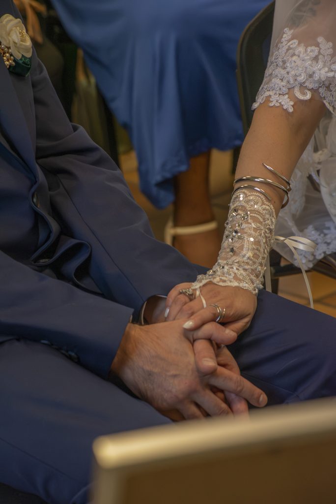 Mariés se tenant la main pendant leur mariage civil à Montfaucon-Montigné, dans le Maine-et-Loire.