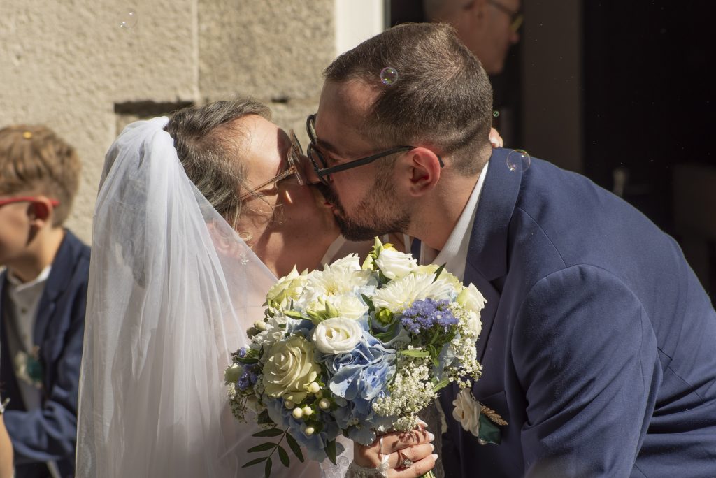 Mariés s'embrassant à la sortie de leur mariage civil à la marie de Montfaucon-Montigné, dans le Maine-et-Loire.