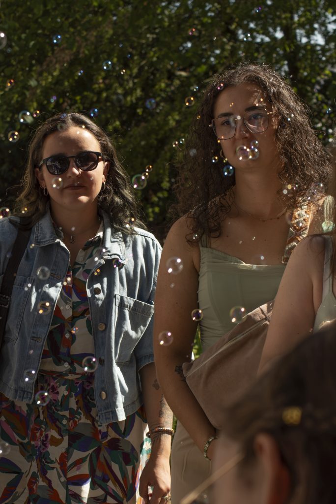 Jeunes femmes souriantes entourées de bulles en sortie de mairie à un mariage civil à Montfaucon-Montigné, dans le Maine-et-Loire.