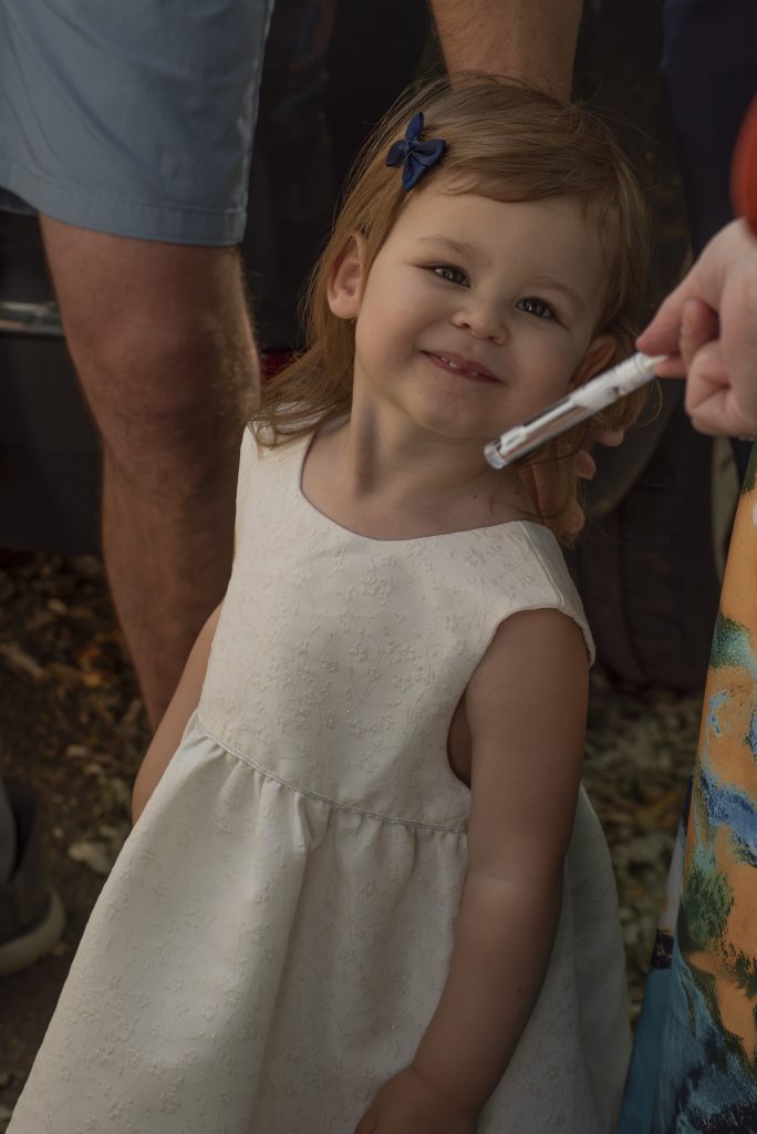 Petite fille souriante à un mariage civil à Montfaucon-Montigné, dans le Maine-et-Loire.