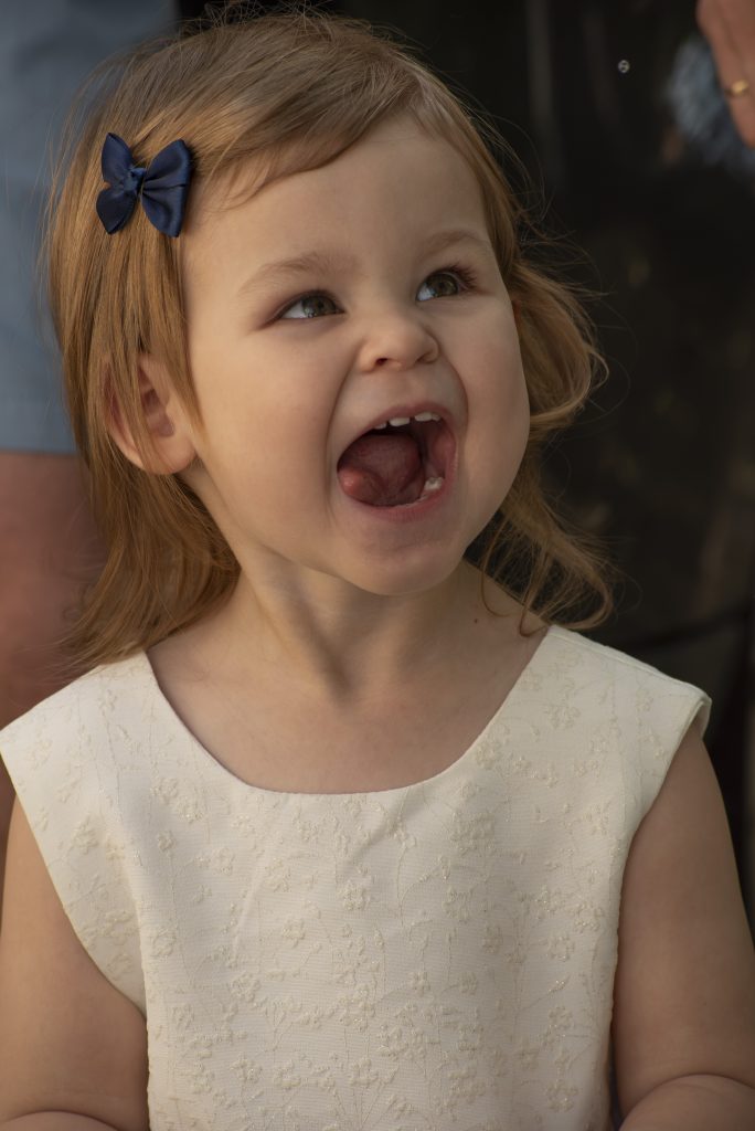 Petite fille souriante à un mariage civil à Montfaucon-Montigné, dans le Maine-et-Loire.
