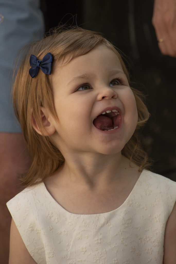 Petite fille pendant la sortie de la mairie souriante à leur mariage civil à Montfaucon-Montigné, dans le Maine-et-Loire.