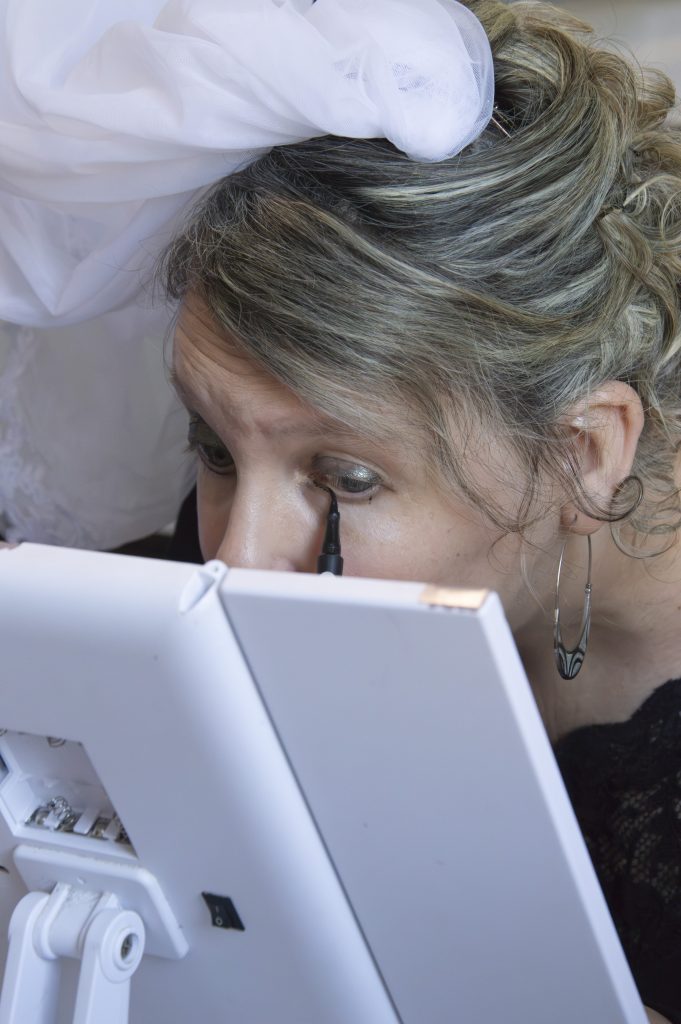 Mariée pendant ses préparatifs de mariage à Montfaucon-Montigné, dans le Maine-et-Loire.