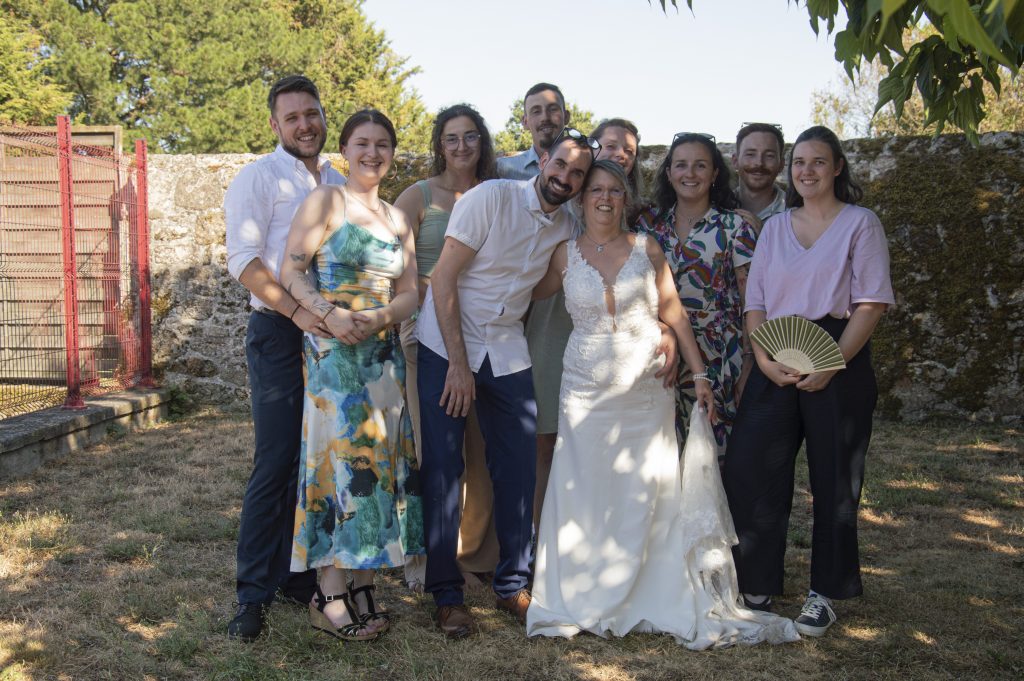 Les mariés et les proches pendant leur photo de groupe de leur mariage civil à Montfaucon-Montigné, dans le Maine-et-Loire.